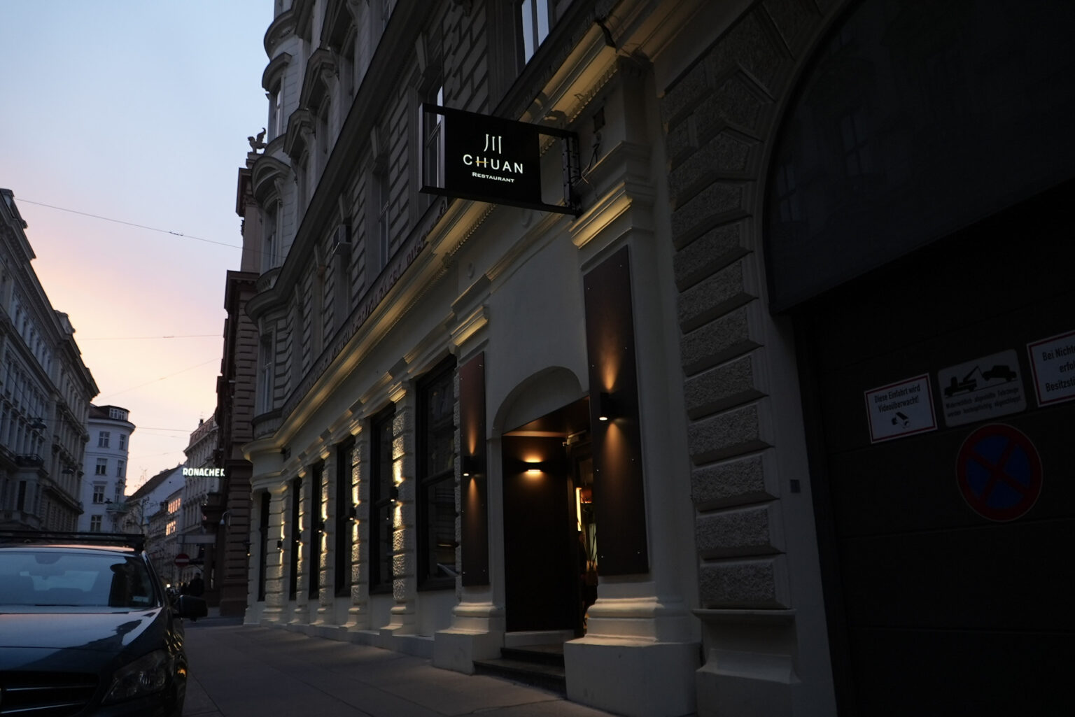Fassade von CHUAN am Abend